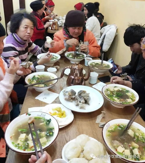 乌鲁木齐饮食服务行业协会为千余名环卫工人送暖心午餐